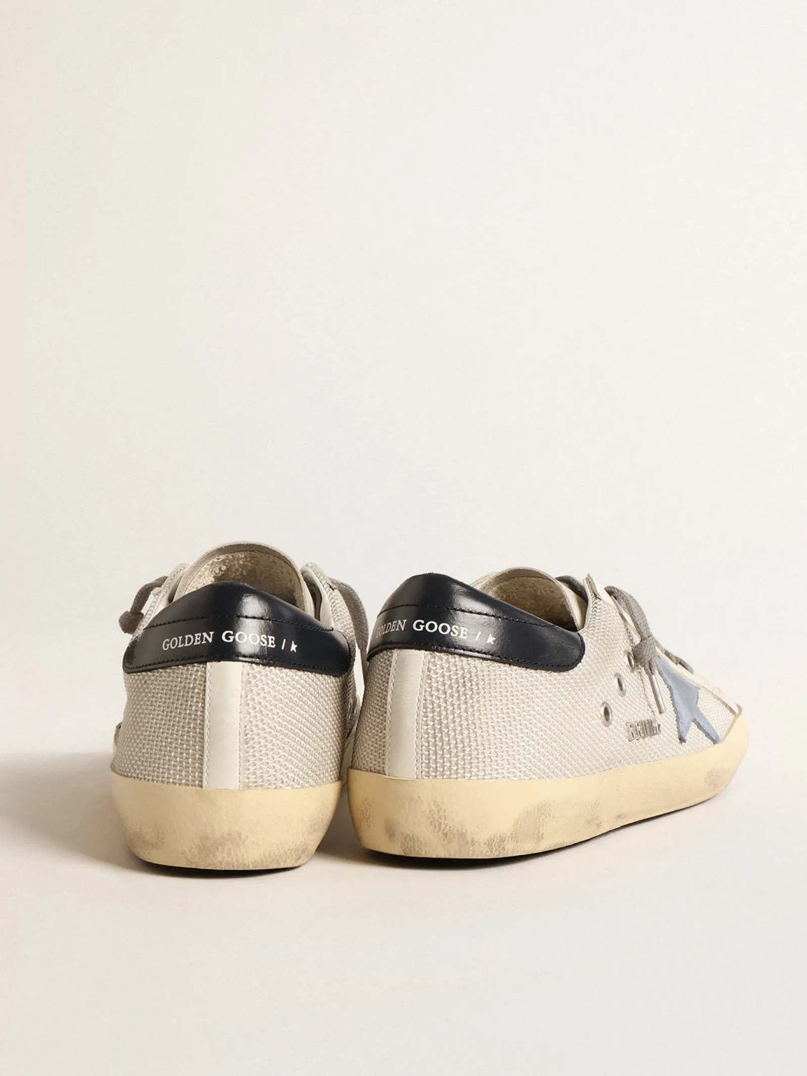 Shop Golden Goose Super-Star de tela prateada clara com estrela de suede azul Cabedal de tela prateada clara