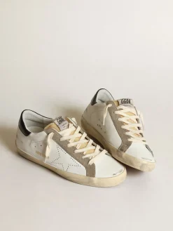 Flash Sale Golden Goose Super-Star feminino com estrela perfurada e talão azul-noite Cor: branco