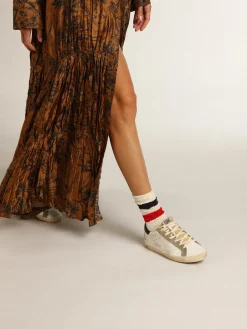 Flash Sale Golden Goose Super-Star feminino com estrela perfurada e talão azul-noite Cor: branco