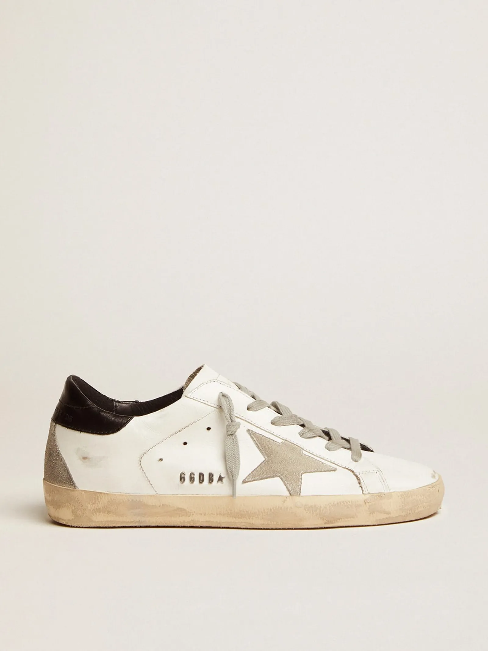 Cheap Golden Goose Super-Star feminino com talão preto e inscrições de metal Cabedal: 100% couro bovino