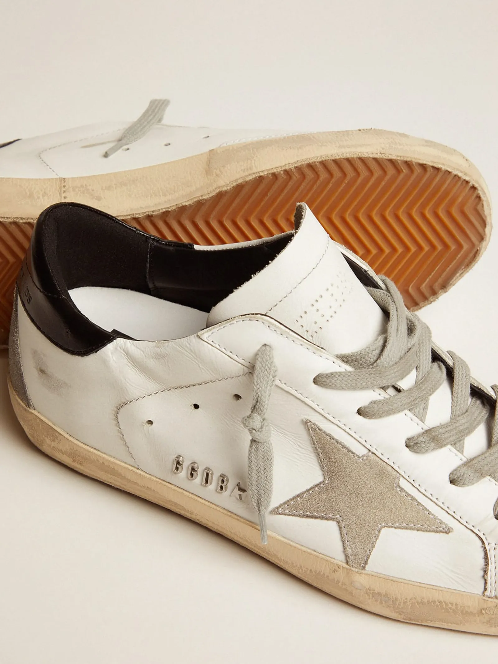 Cheap Golden Goose Super-Star feminino com talão preto e inscrições de metal Cabedal: 100% couro bovino