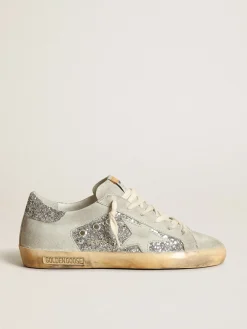 Shop Golden Goose Super-Star feminino em glitter prateado com estrela e inserções cinza gelo Cabedal de glitter prateado e suede cinza gelo