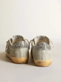 Shop Golden Goose Super-Star feminino em glitter prateado com estrela e inserções cinza gelo Cabedal de glitter prateado e suede cinza gelo