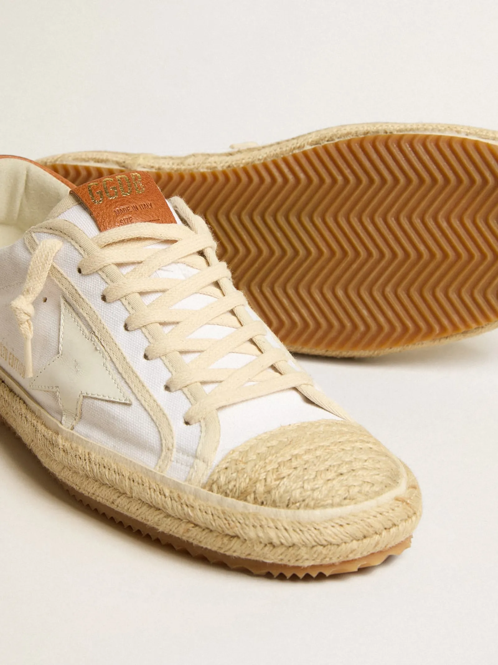 Discount Golden Goose Super-Star Feminino LTD de lona com estrela de couro branco e biqueira de ráfia Cabedal de lona branca