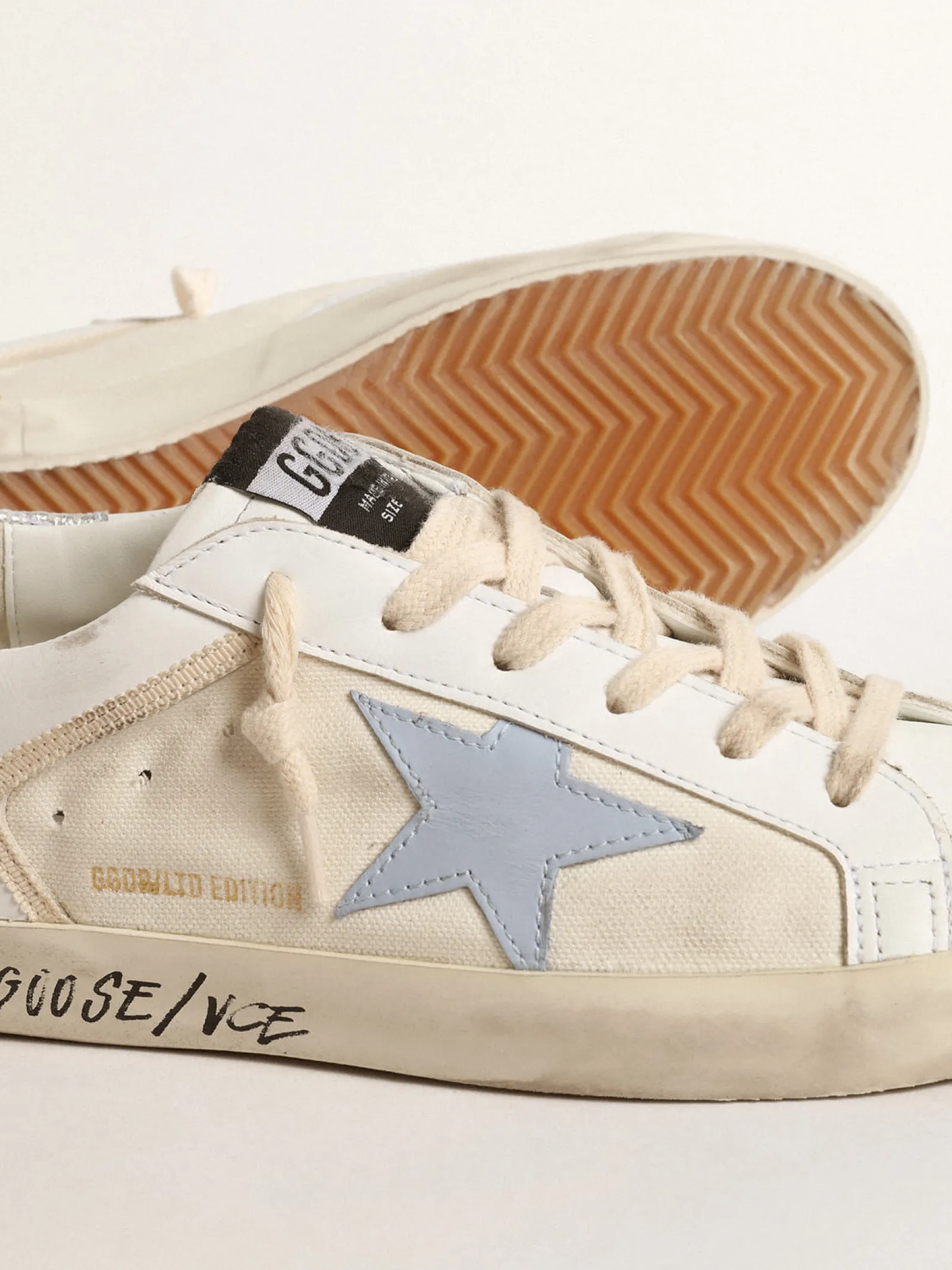 Clearance Golden Goose Super-Star LTD com estrela azul e talão de couro prateado Cabedal de couro branco leite e lona na cor cru
