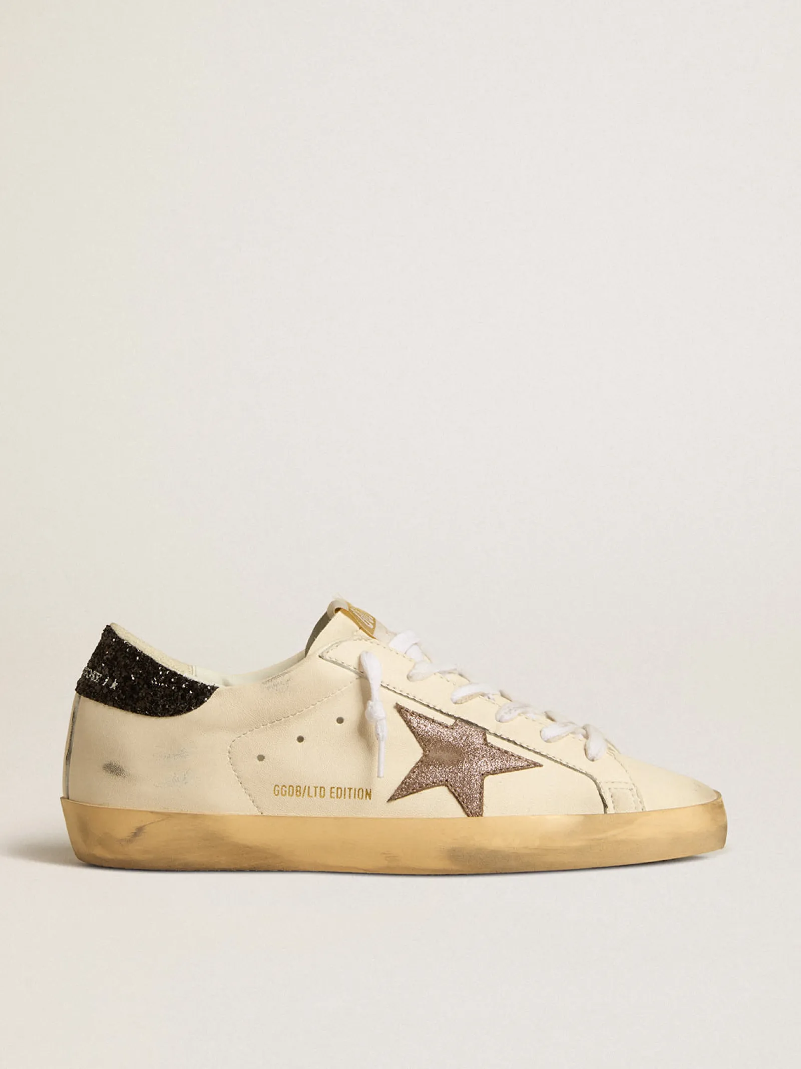 Cheap Golden Goose Super-Star LTD com estrela de couro metálico e talão de glitter preto Cor: branco