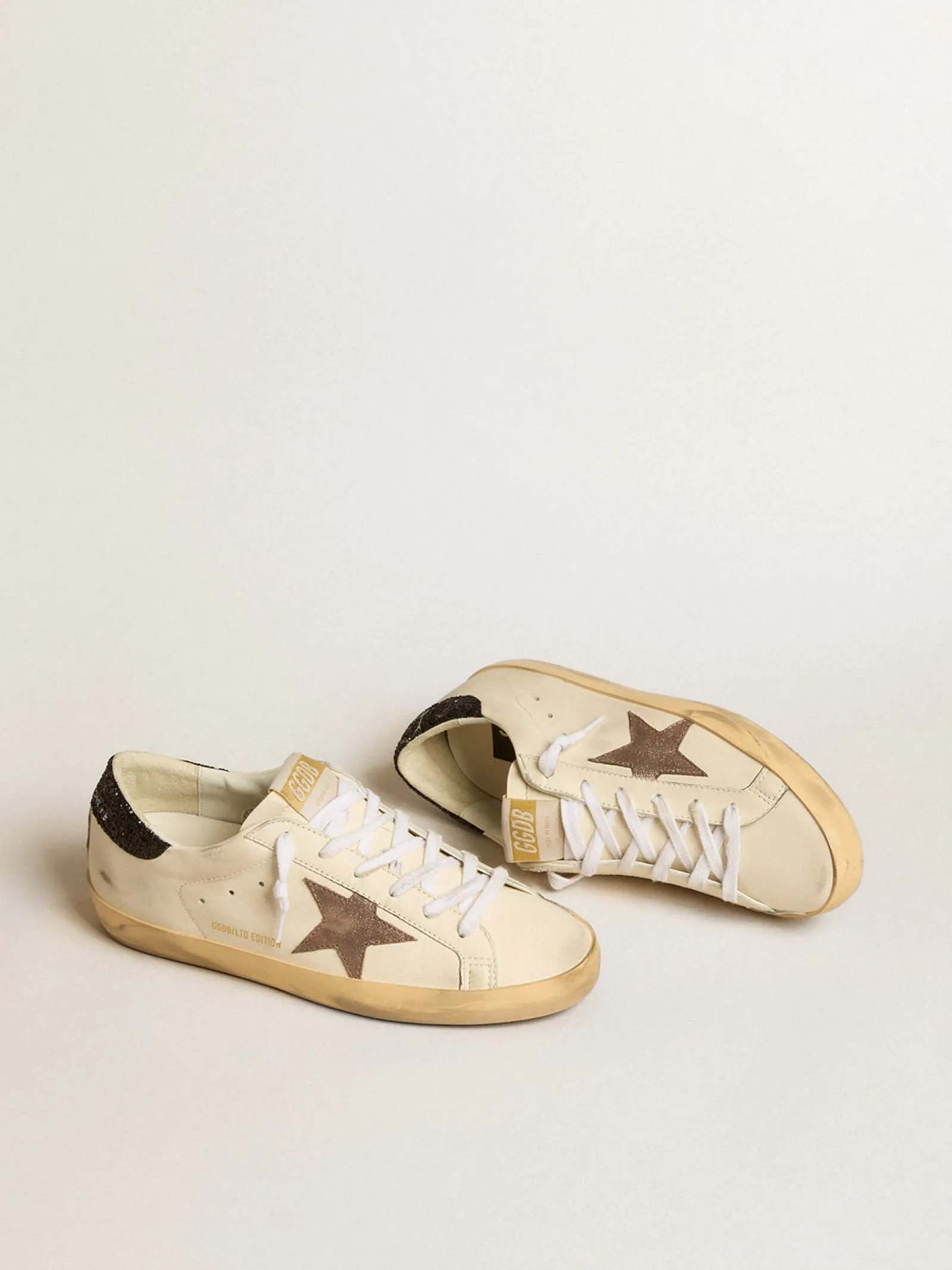 Cheap Golden Goose Super-Star LTD com estrela de couro metálico e talão de glitter preto Cor: branco