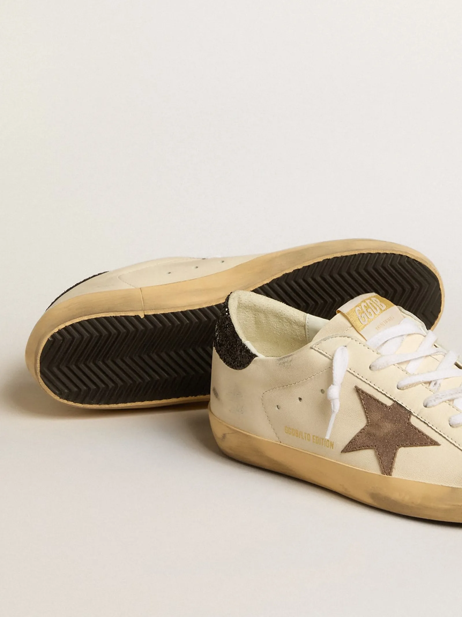 Cheap Golden Goose Super-Star LTD com estrela de couro metálico e talão de glitter preto Cor: branco
