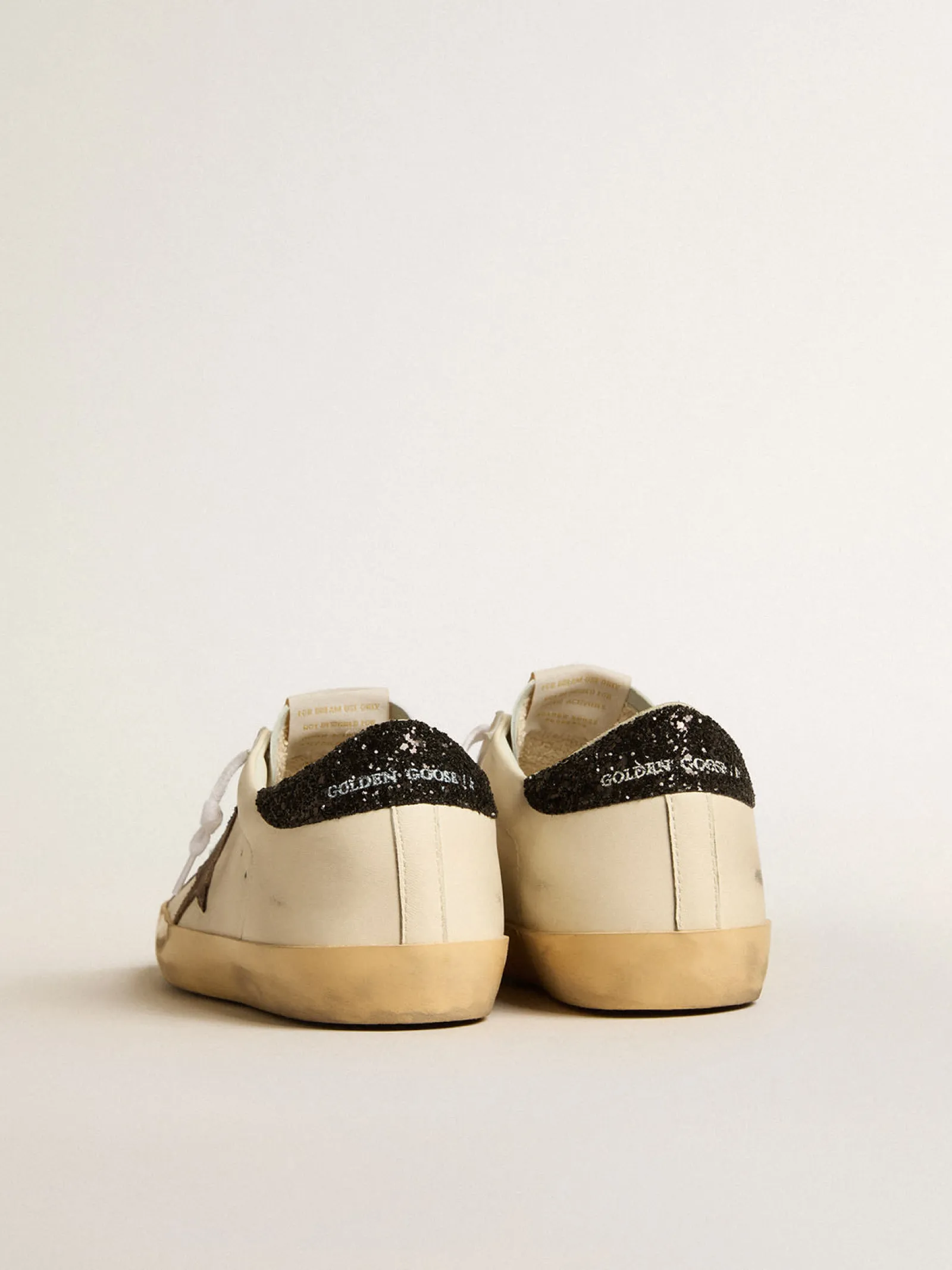 Cheap Golden Goose Super-Star LTD com estrela de couro metálico e talão de glitter preto Cor: branco