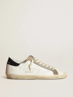 Shop Golden Goose Super-Star masculino com estrela perfurada e talão azul Cor: branco