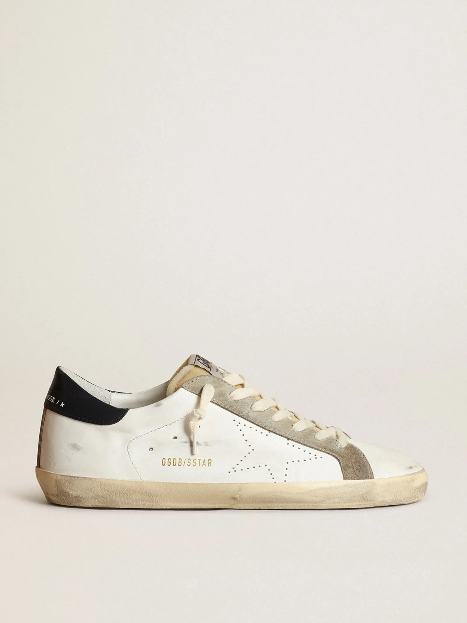 Shop Golden Goose Super-Star masculino com estrela perfurada e talão azul Cor: branco