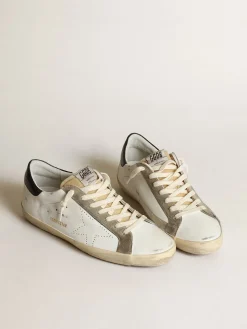 Shop Golden Goose Super-Star masculino com estrela perfurada e talão azul Cor: branco