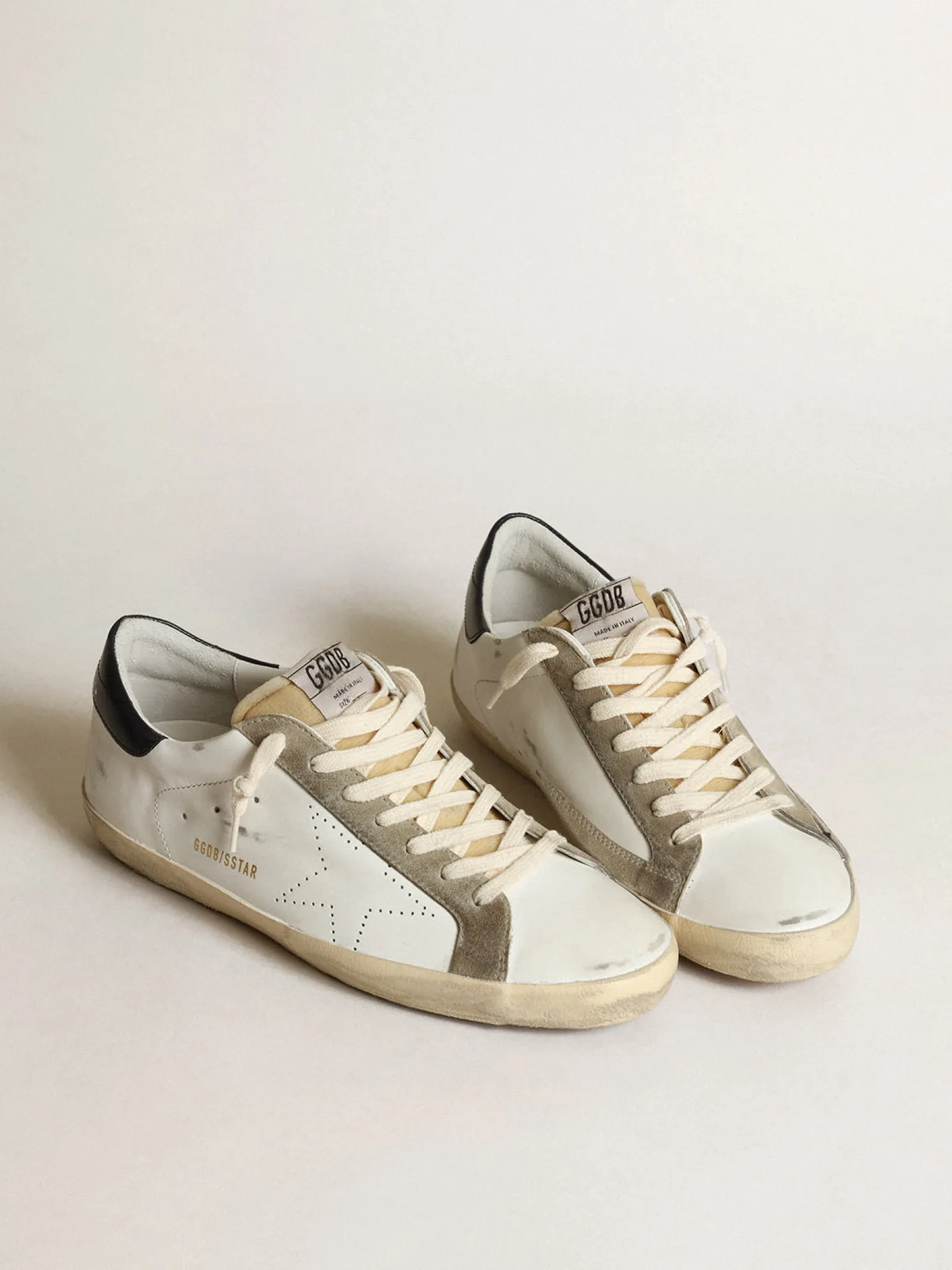 Shop Golden Goose Super-Star masculino com estrela perfurada e talão azul Cor: branco