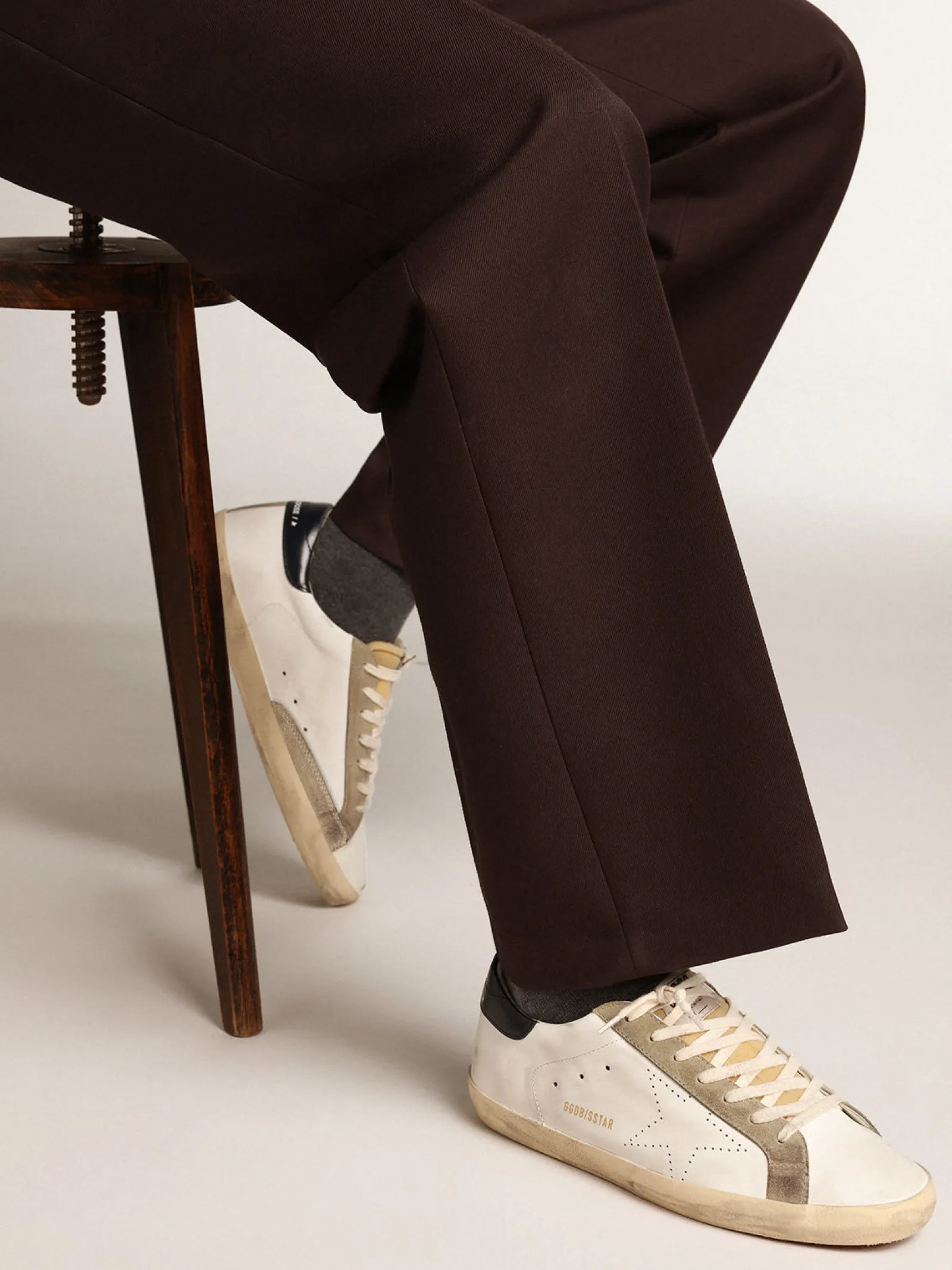 Shop Golden Goose Super-Star masculino com estrela perfurada e talão azul Cor: branco