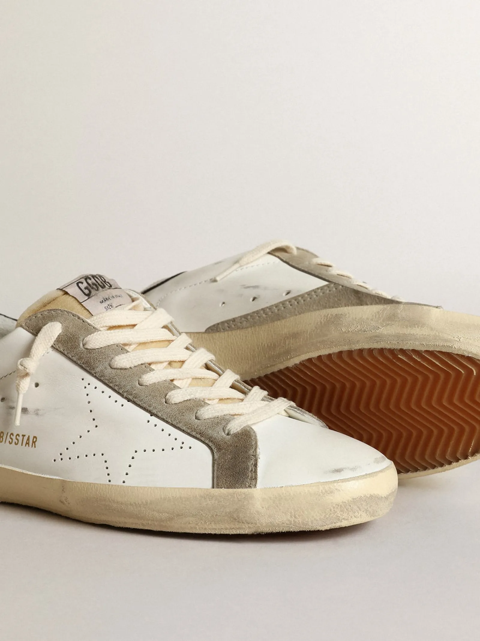 Shop Golden Goose Super-Star masculino com estrela perfurada e talão azul Cor: branco