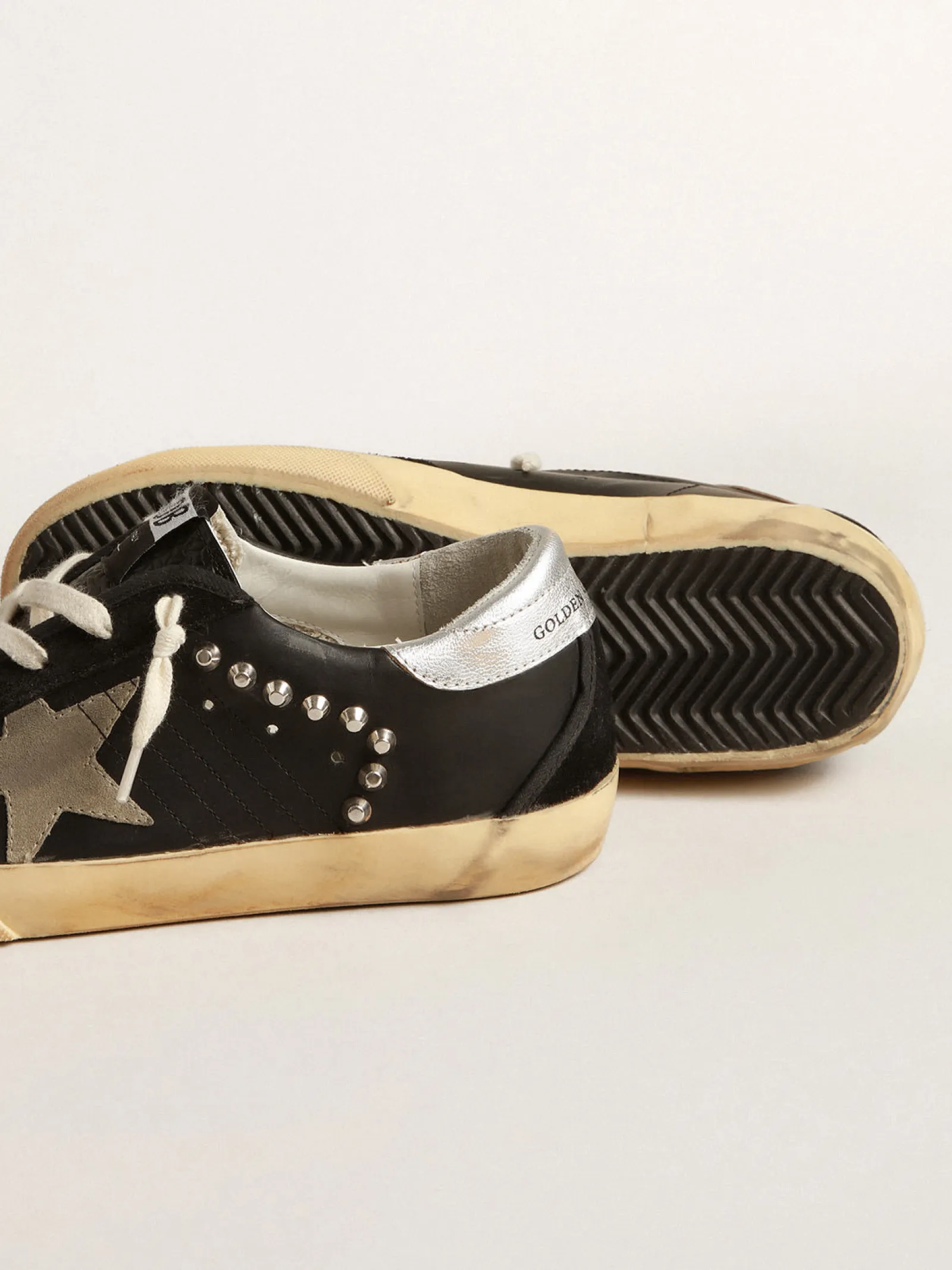 Cheap Golden Goose Super-Star Masculino de couro e suede pretos com tachas prateadas Cabedal de couro e suede pretos