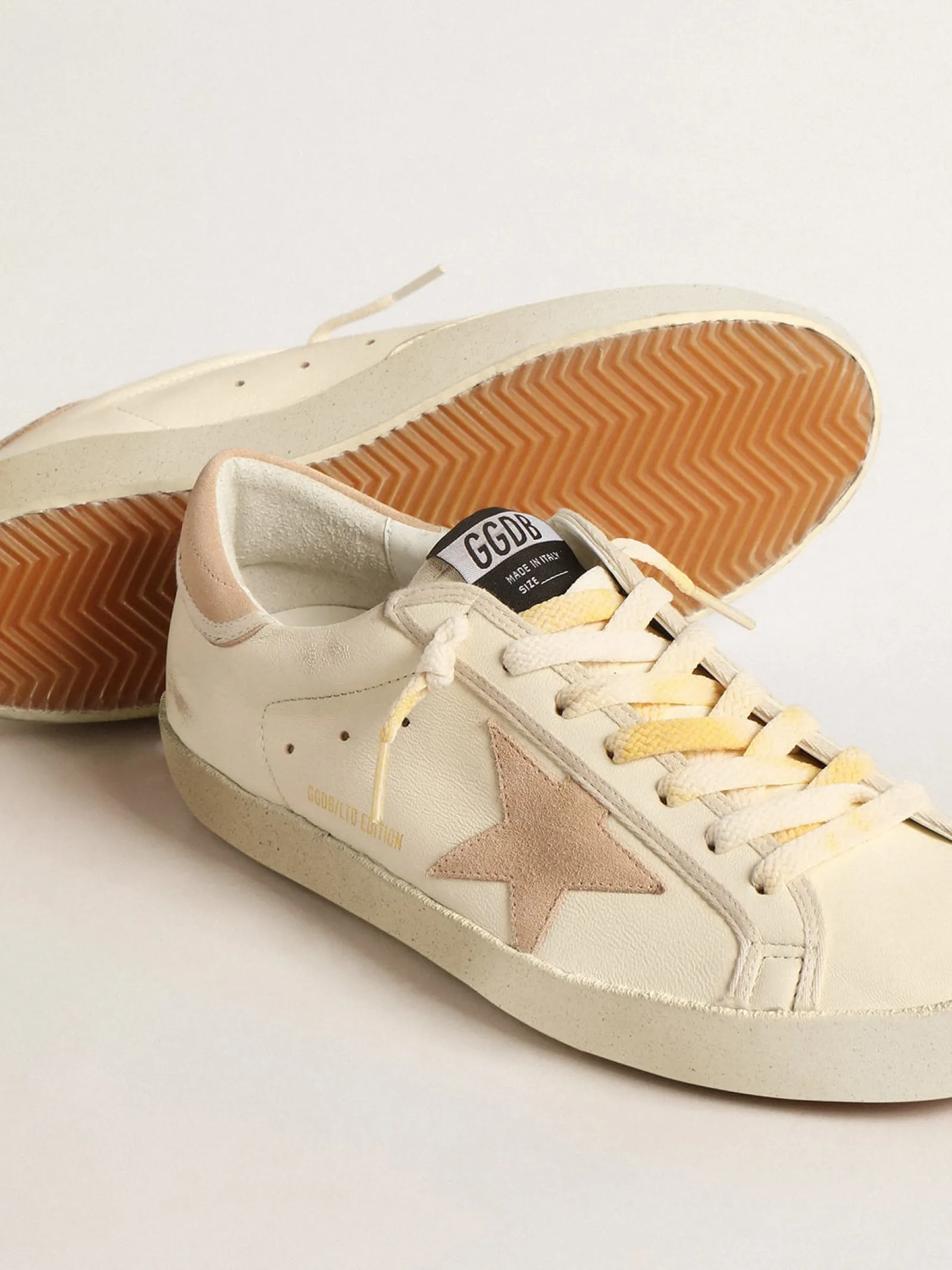 Discount Golden Goose Super-Star Masculino LTD de napa com estrela e talão de suede Cabedal de napa branca