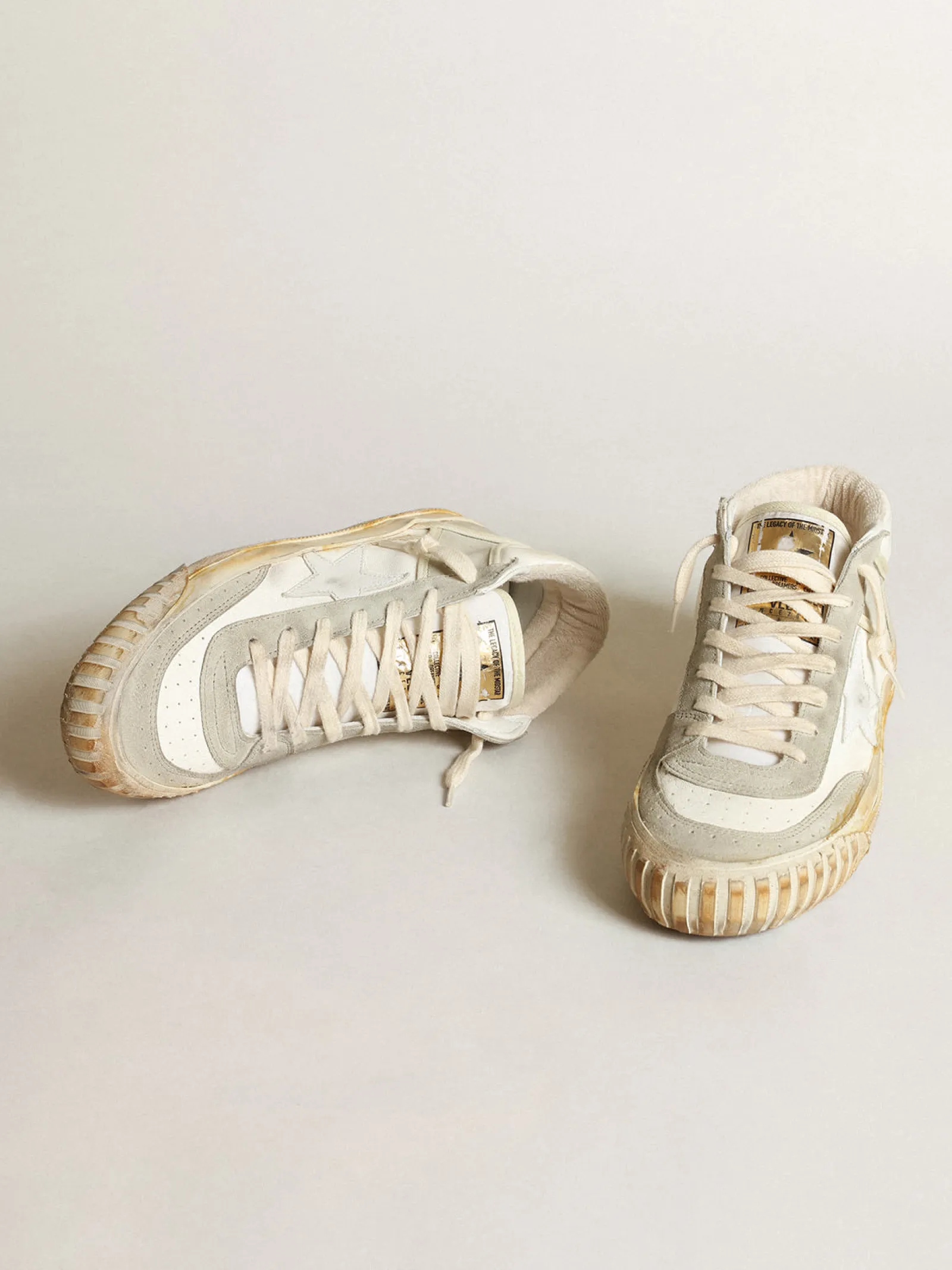 Fashion Golden Goose Tênis Mid Star feminino com inserções de suede cinza-gelo e estrela de couro branco Cabedal de napa branca