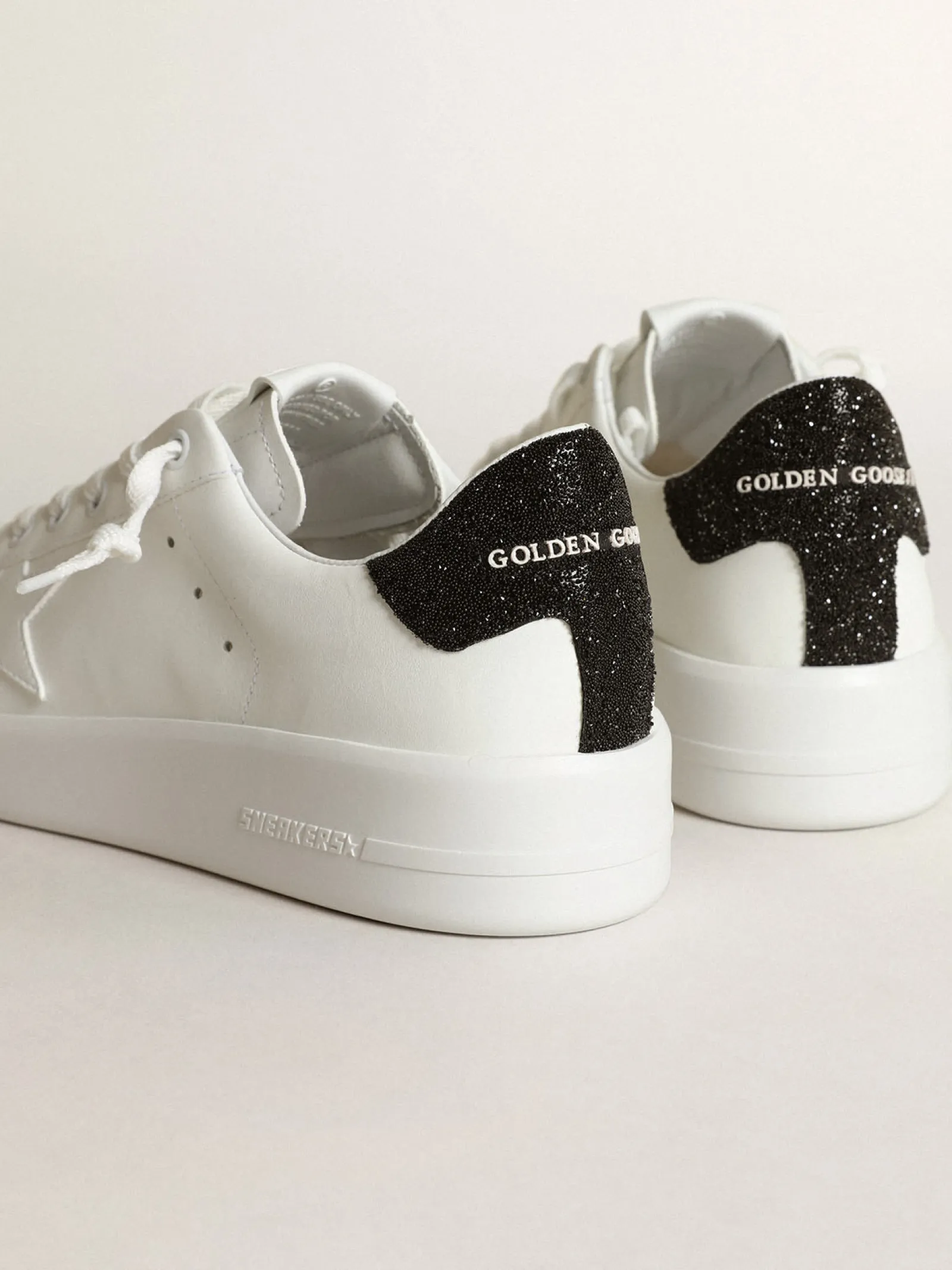 Best Golden Goose Tênis Purestar de couro branco com estrela tom sobre tom e talão com cristais Swarovski pretos Cor: branco