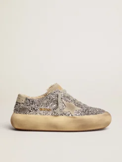Shop Golden Goose Tênis Space-Star de glitter prateado e forro de shearling Cabedal de glitter prateado