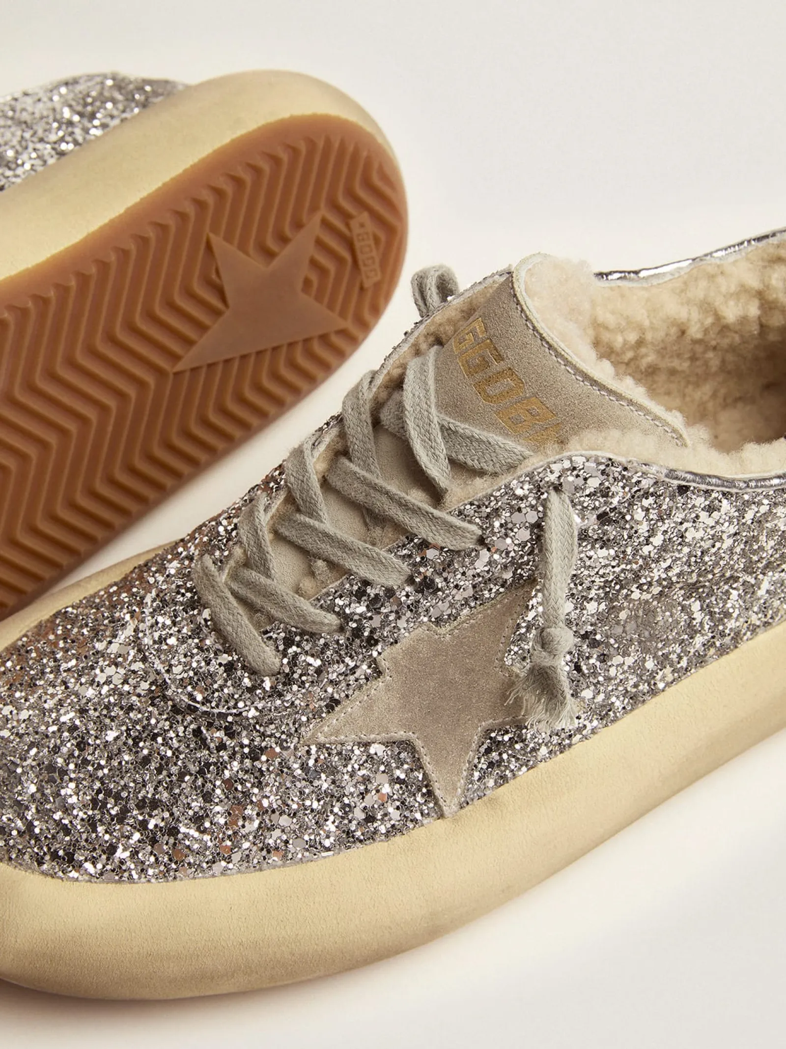 Shop Golden Goose Tênis Space-Star de glitter prateado e forro de shearling Cabedal de glitter prateado