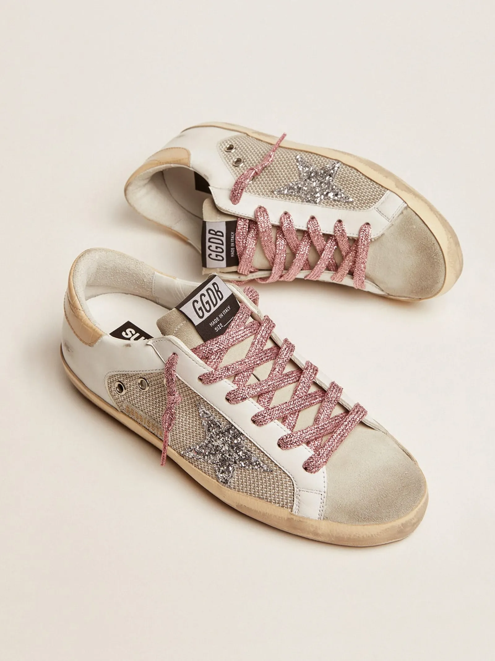 Shop Golden Goose Tênis Super-Star de couro branco e tela prateada Cor: branco e prata