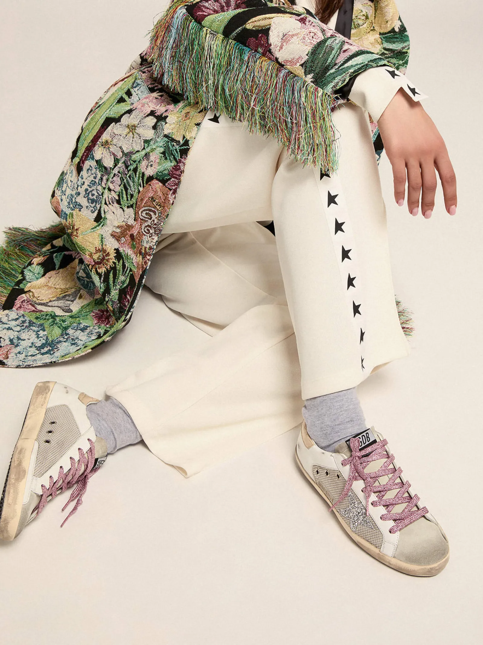 Shop Golden Goose Tênis Super-Star de couro branco e tela prateada Cor: branco e prata