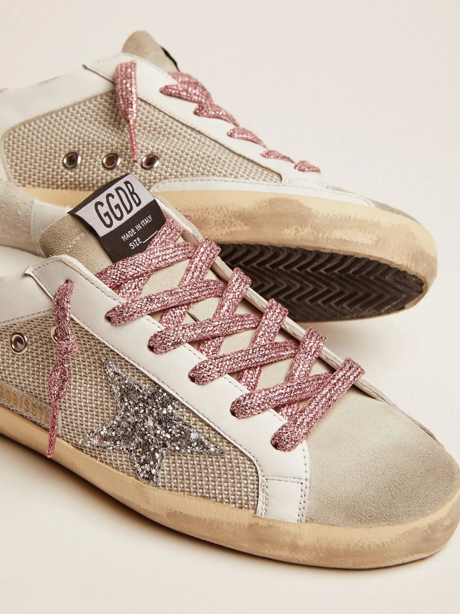 Shop Golden Goose Tênis Super-Star de couro branco e tela prateada Cor: branco e prata