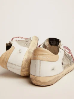 Shop Golden Goose Tênis Super-Star de couro branco e tela prateada Cor: branco e prata