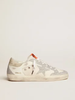 Shop Golden Goose Tênis Super-Star LTD de couro e tela brancos com estrela e inserções com microcristais prateados Cabedal de couro e tela brancos