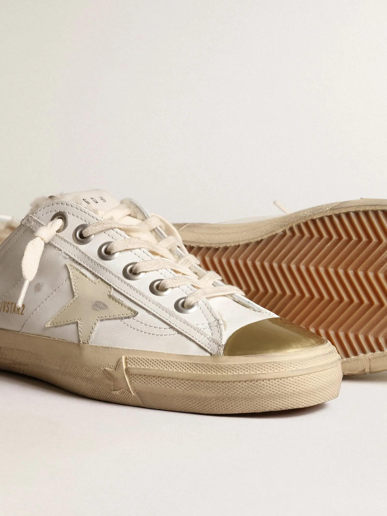 Best Golden Goose Tênis V-Star com estrela de couro e forro de shearling bege Cor: branco