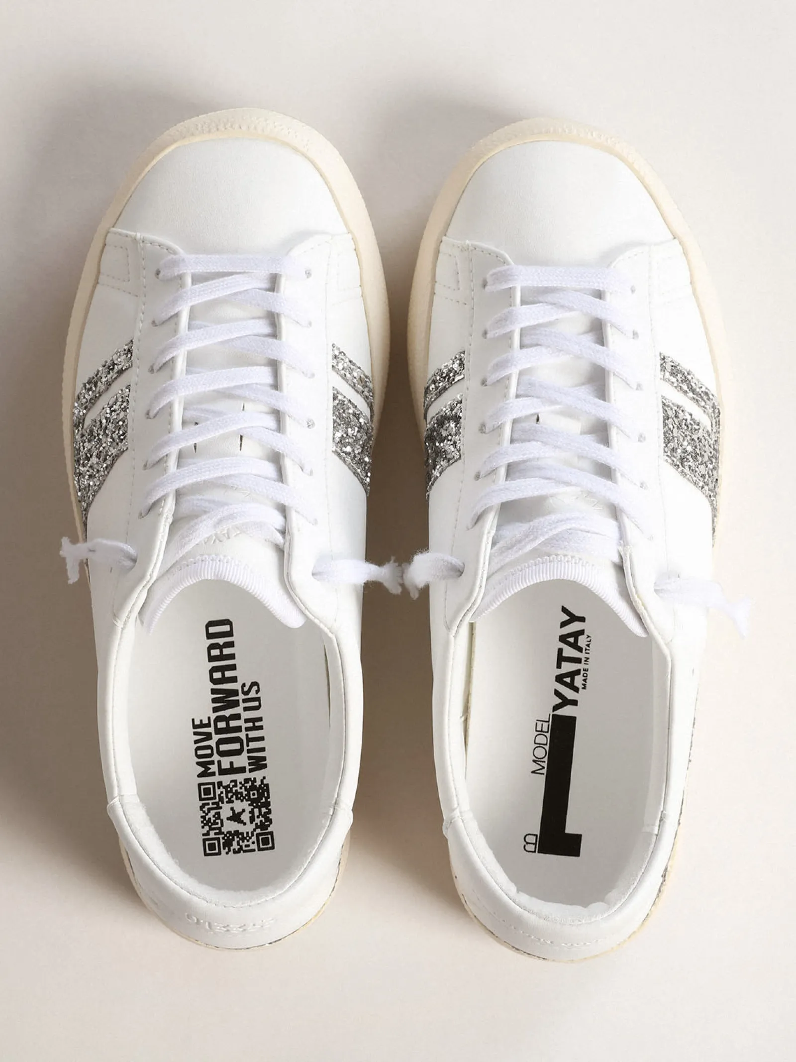 Flash Sale Golden Goose Tênis Yatay Model 1B sustentável com cabedal branco realizado em material biobaseado e Y de glitter prateado reciclado Cabedal branco realizado em Yatay B, material biobaseado derivado de fontes vegetais não alimentares