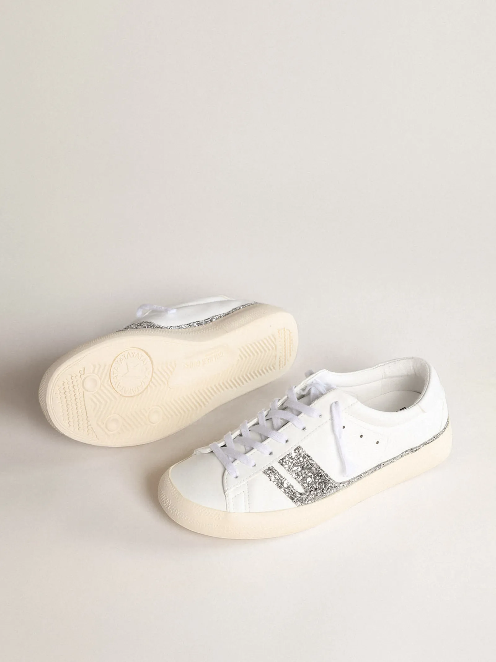 Flash Sale Golden Goose Tênis Yatay Model 1B sustentável com cabedal branco realizado em material biobaseado e Y de glitter prateado reciclado Cabedal branco realizado em Yatay B, material biobaseado derivado de fontes vegetais não alimentares