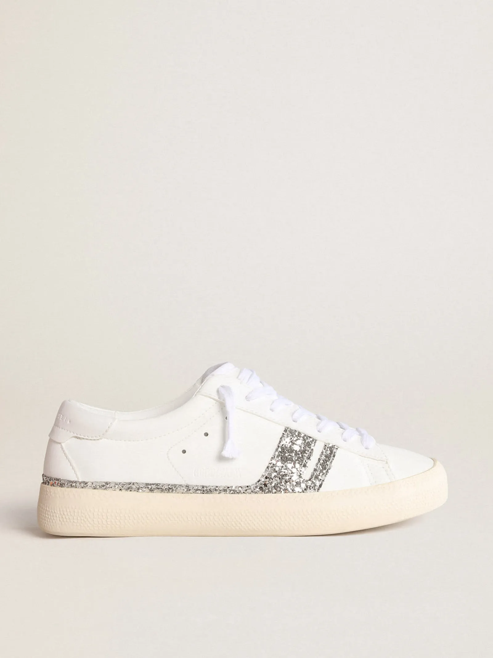 Flash Sale Golden Goose Tênis Yatay Model 1B sustentável com cabedal branco realizado em material biobaseado e Y de glitter prateado reciclado Cabedal branco realizado em Yatay B, material biobaseado derivado de fontes vegetais não alimentares