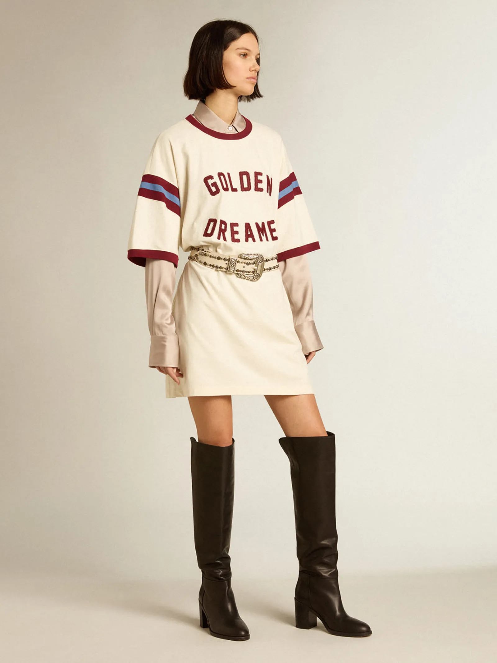 Discount Golden Goose Vestido branco feminina com escrita bordô na frente Coleção Journey