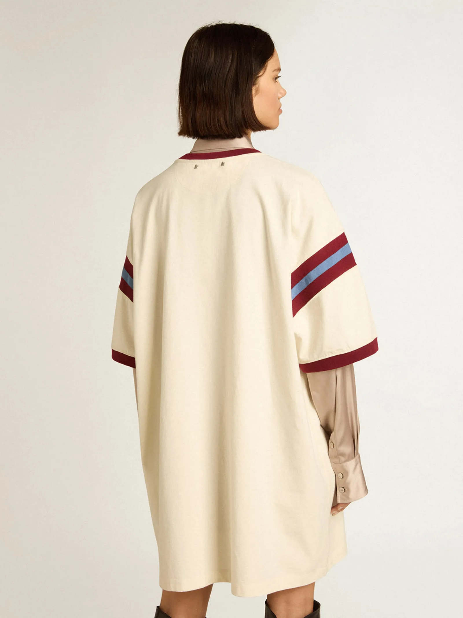 Discount Golden Goose Vestido branco feminina com escrita bordô na frente Coleção Journey
