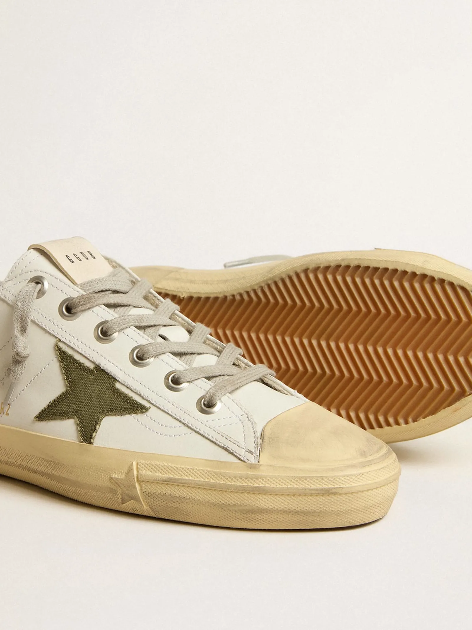 Sale Golden Goose V-Star de couro branco com estrela de lona verde Cor: branco
