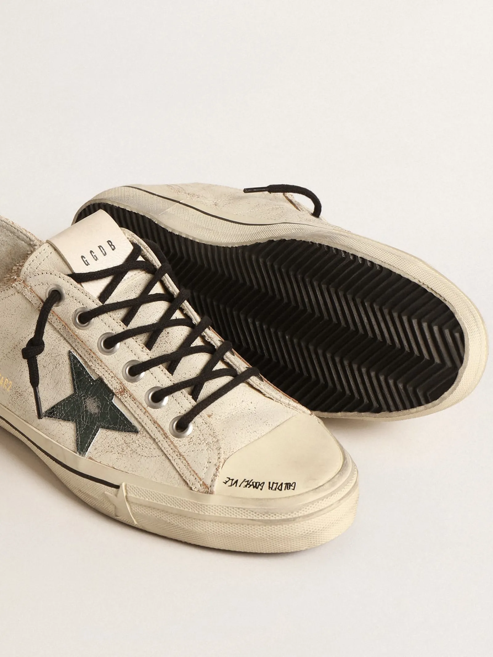 Store Golden Goose V-Star de couro brilhante com estrela de couro metálico craquelado verde Cabedal de couro brilhante branco