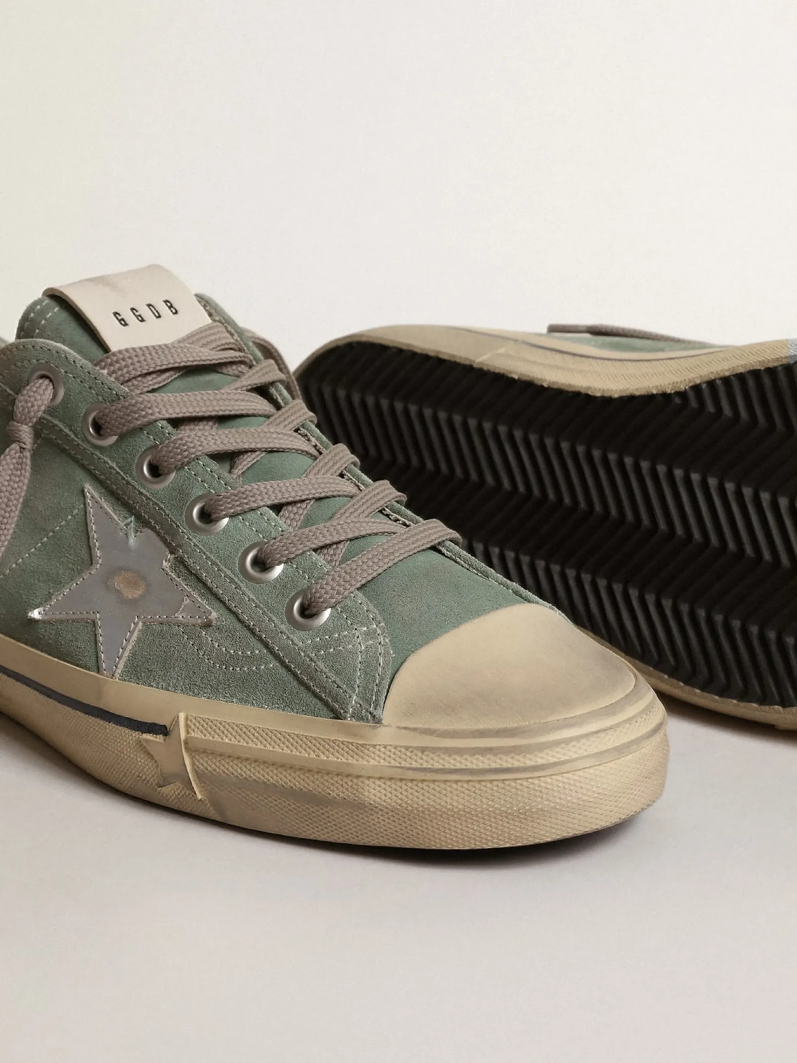 Hot Golden Goose V-Star de suede verde militar com estrela de couro metálico Cabedal de suede verde militar