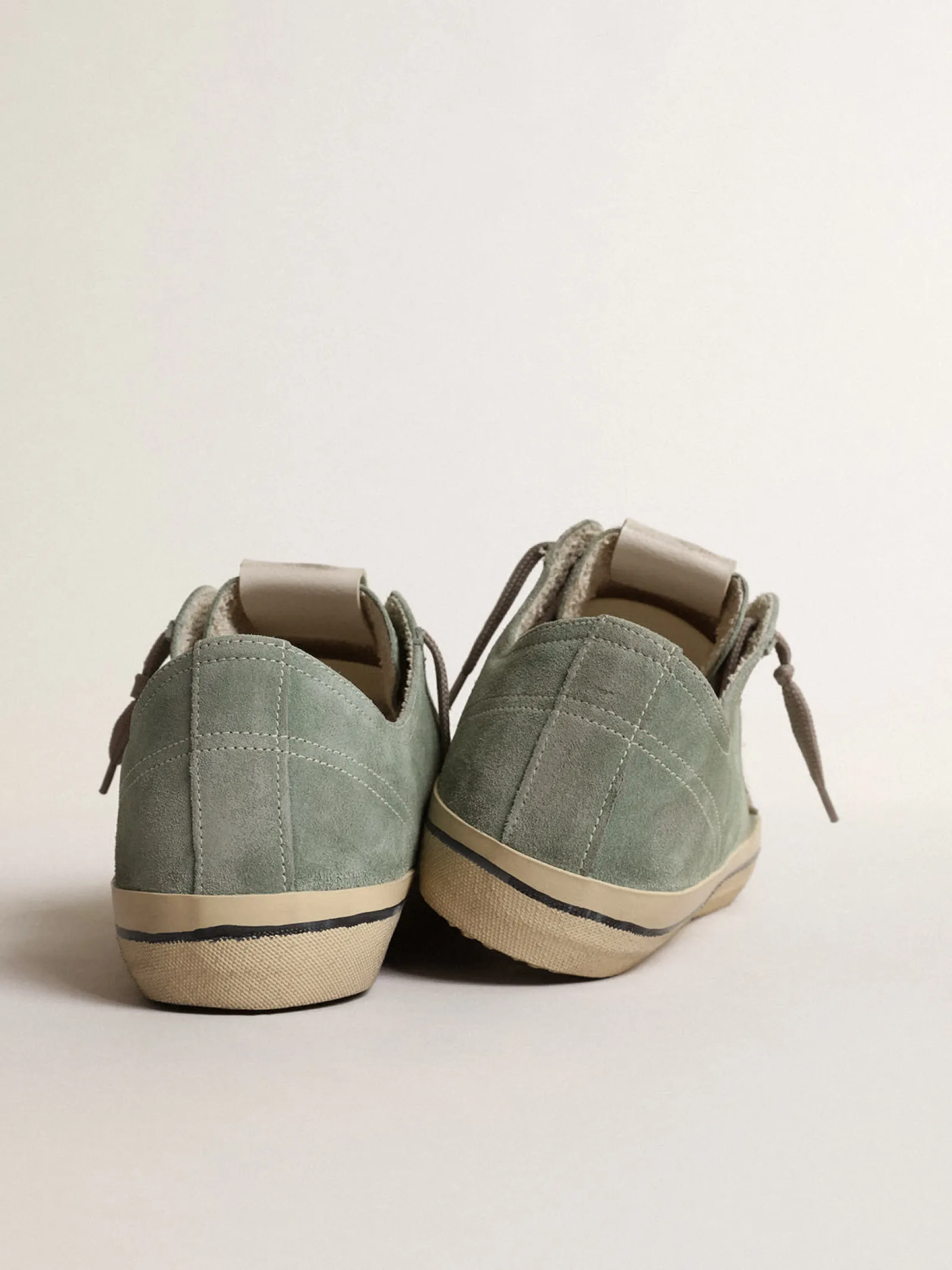 Hot Golden Goose V-Star de suede verde militar com estrela de couro metálico Cabedal de suede verde militar