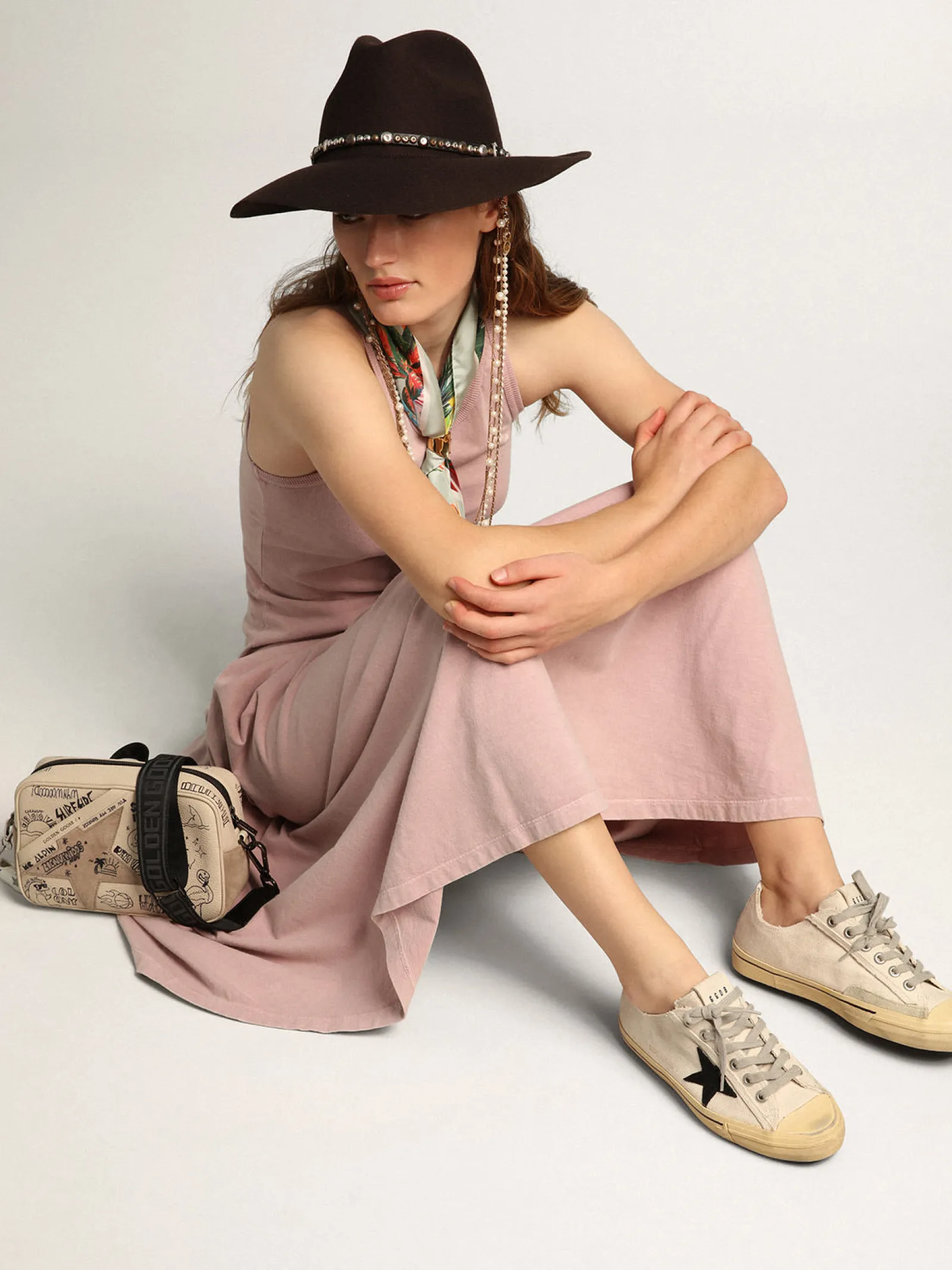 New Golden Goose V-Star LTD feminino com estrela de suede preto e inscrição bordada Cabedal de lona branca suja