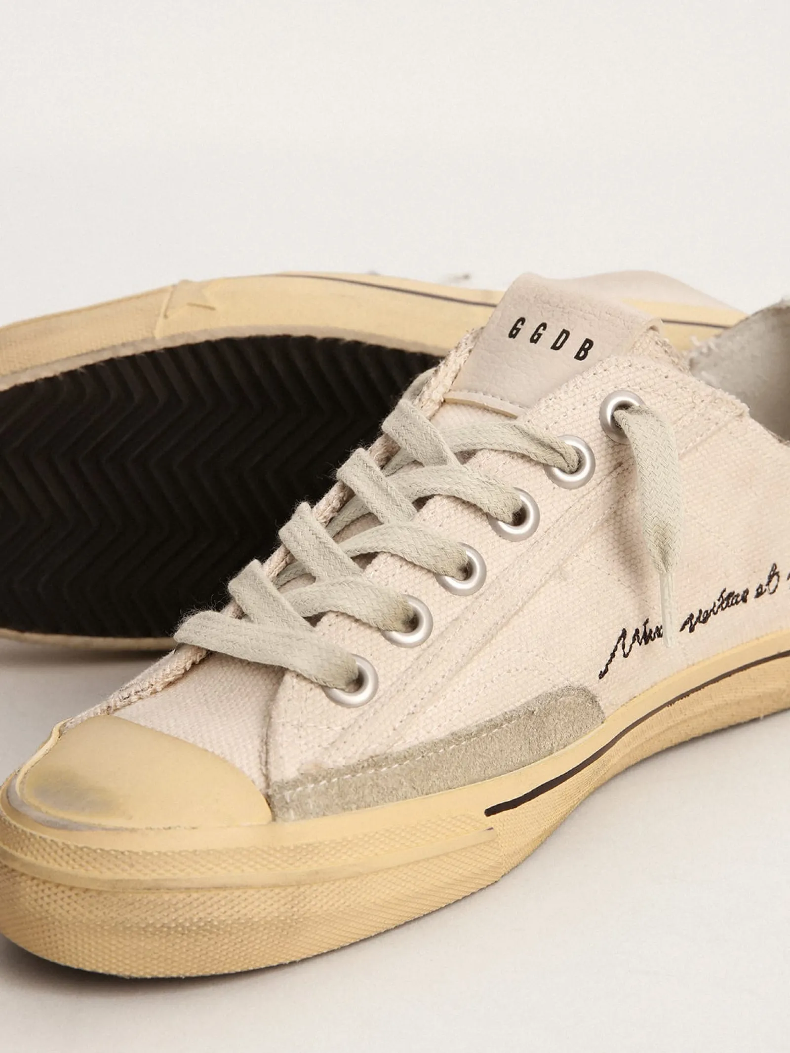 New Golden Goose V-Star LTD feminino com estrela de suede preto e inscrição bordada Cabedal de lona branca suja