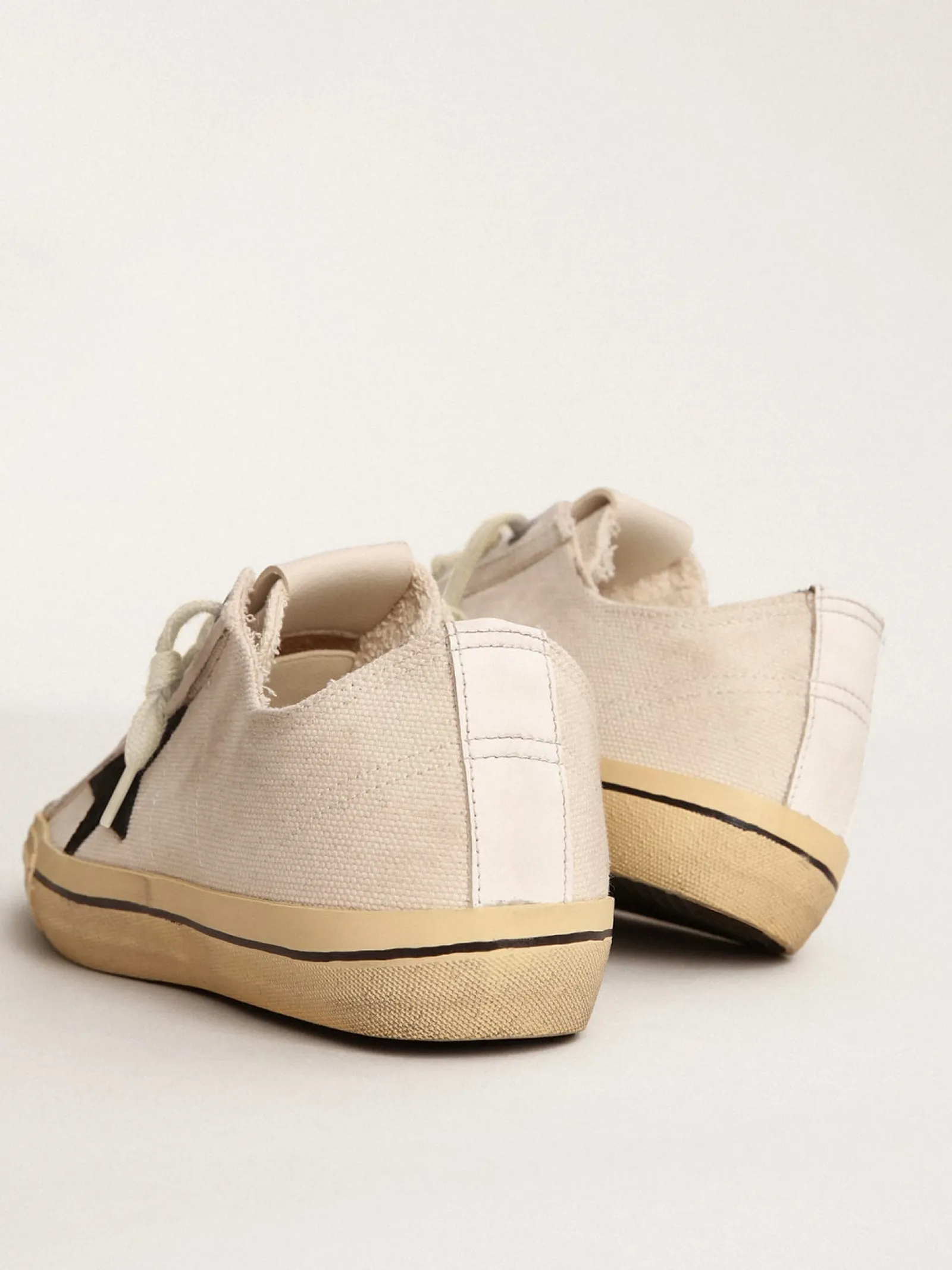 New Golden Goose V-Star LTD feminino com estrela de suede preto e inscrição bordada Cabedal de lona branca suja