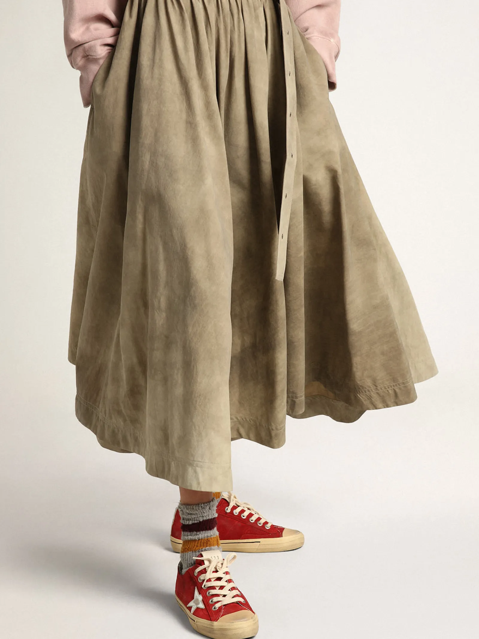 Cheap Golden Goose V-Star LTD feminino de suede vermelho escuro com estrela prateada Cabedal de suede vermelho escuro