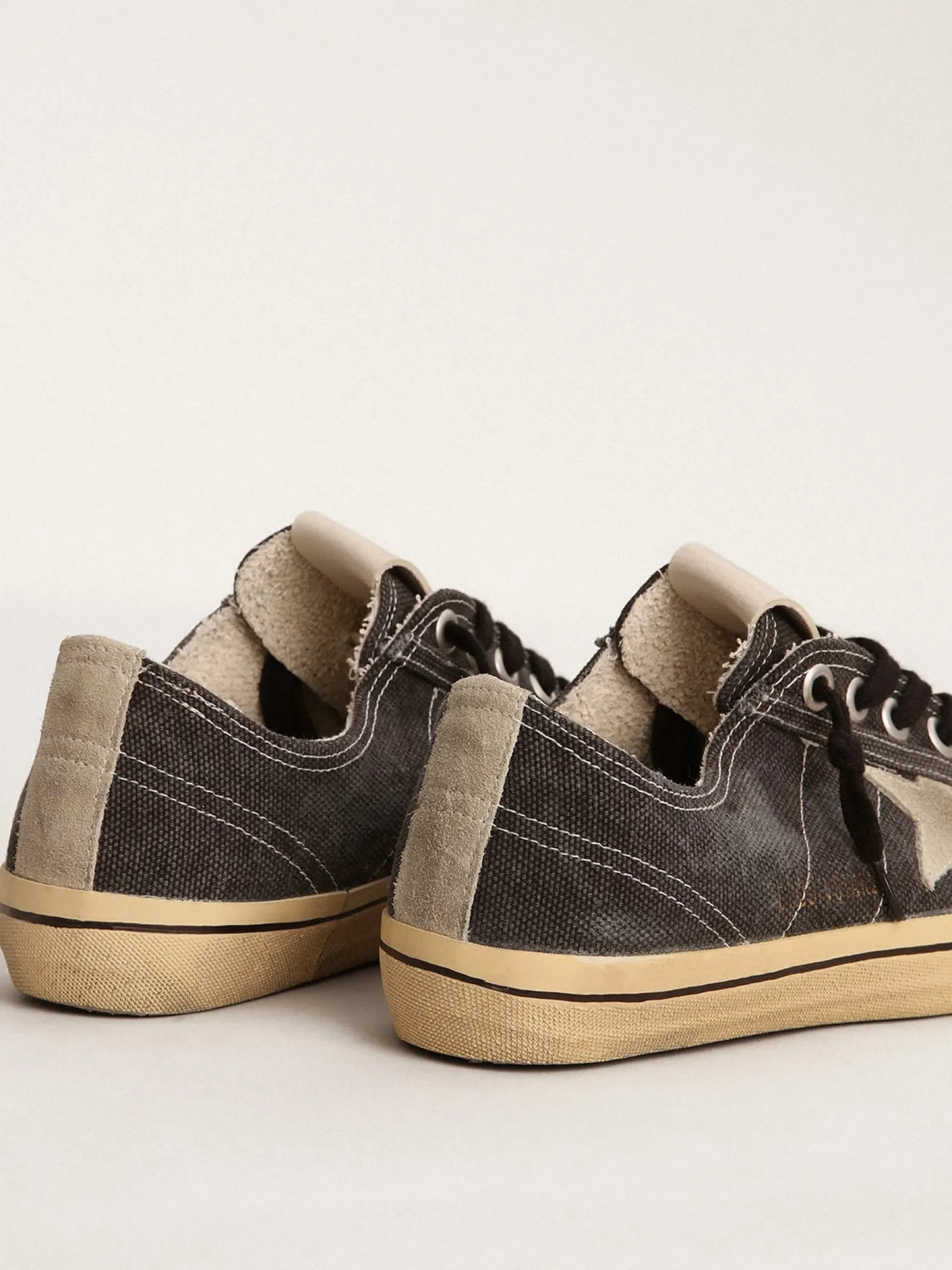 Shop Golden Goose V-Star LTD masculino de lona preta com estrela e talão cinza Cabedal de lona preta